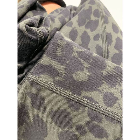 Victoria's Secret Women's Athletic Animal Print Mid Rise Green Leggings Size S - Picture 7 of 7